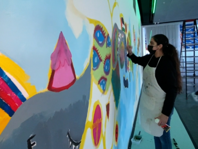 Almeerse scholieren maken enorme muurschildering; ‘leuker dan Zoomlessen’